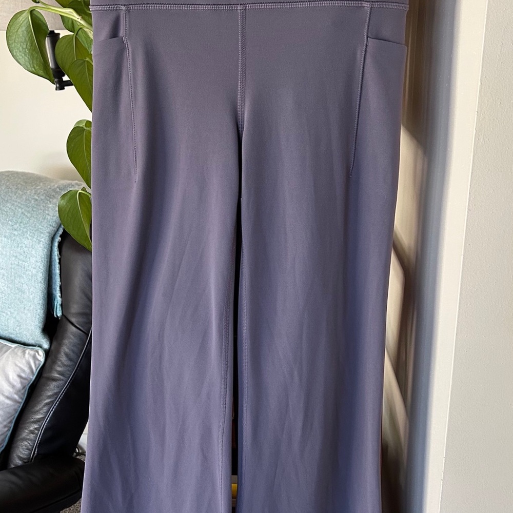 💕Athleta Salutation Stash Flare Pant Small in Lilac💕